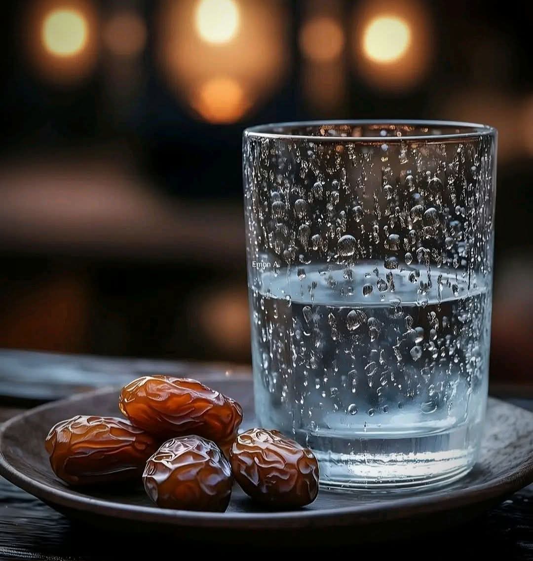 nila__17's tweet photo. দিন শেষে আযানের মধুর ধ্বনিতে, এক গ্লাস পানি বলে দেয় ইসলাম কতটা শান্তির! 🖤🌸 https://t.co/kesEFsvNH0