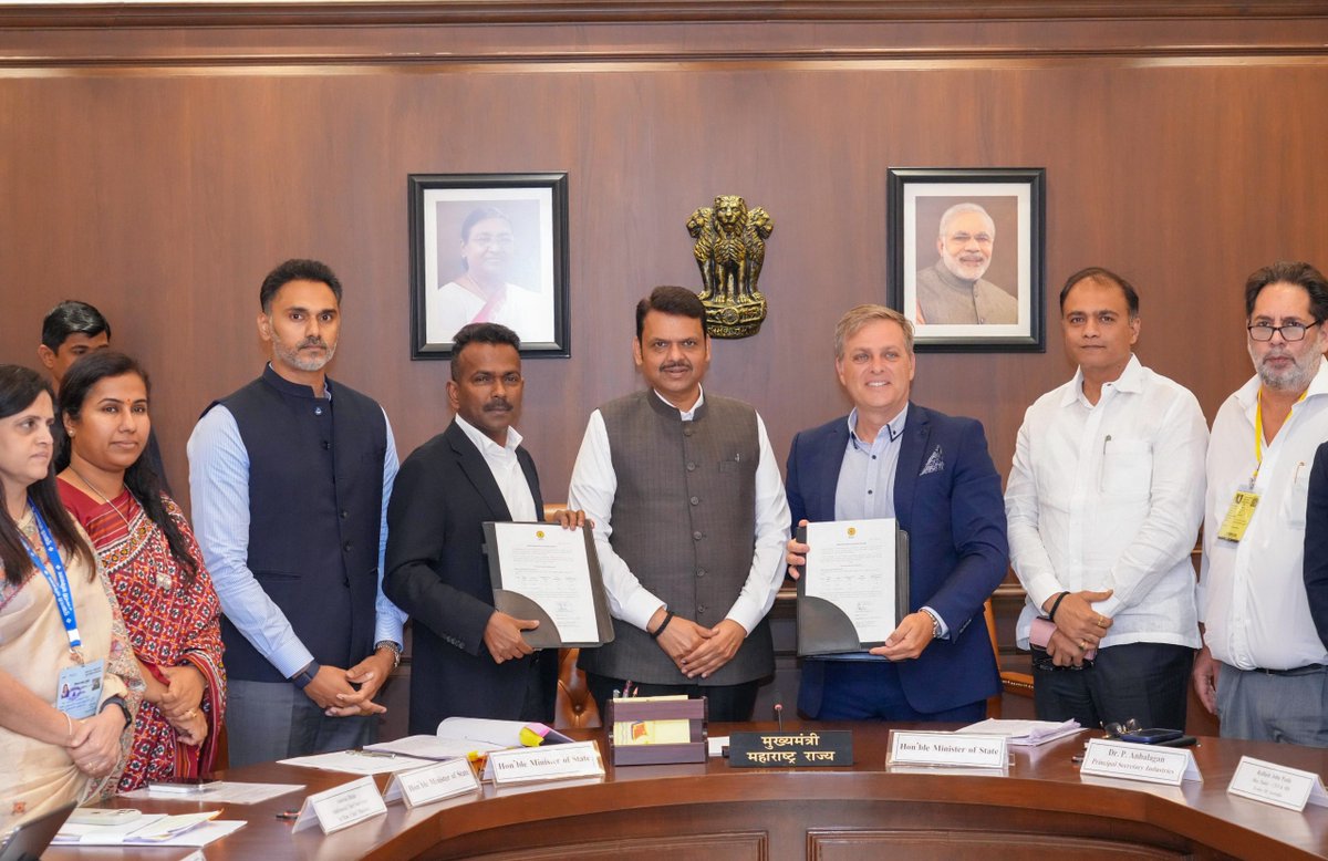 CMOMaharashtra's tweet photo. 🤝CM Devendra Fadnavis presided over the signing and exchange of the MoU between the Government of Maharashtra and Evolve 3 Holdings, in Vidhan Bhavan, Mumbai, today. Under this project, manufacturing facilities for laptops, tablets, and other electronic products will be established in Maharashtra. 

Features of this MoU:

✅ Total Investment-₹600 crore. 
✅ Total employment opportunities-1075
✅ Manufacturing facilities in Navi Mumbai, Pune, and Nagpur

MoS Meghna Bordikar, MoS Dr. Pankaj Bhoyar, MoS Yogesh Kadam, Ray Paola, CEO of Evolve 3 Holdings, and other dignitaries were present.

🤝मुख्यमंत्री देवेंद्र फडणवीस यांच्या प्रमुख उपस्थितीत आज विधान भवन, मुंबई येथे महाराष्ट्र शासन आणि इव्हॉल्व्ह 3 होल्डिंग्ज यांच्यात सामंजस्य करार करण्यात आला. या करारानुसार लॅपटॉप, टॅबलेट व अन्य इलेक्ट्रॉनिक्स उत्पादन प्रकल्प महाराष्ट्रात उभारण्यात येणार आहेत. 

सामंजस्य कराराची वैशिष्ट्ये :

✅ गुंतवणूक : ₹600 कोटी
✅ रोजगारनिर्मिती : 1075 
✅ नवी मुंबई, पुणे आणि नागपूर येथे उत्पादन सुविधा

यावेळी राज्यमंत्री मेघना बोर्डीकर, राज्यमंत्री डॉ. पंकज भोयर, राज्यमंत्री योगेश कदम, इव्हॉल्व्ह 3 होल्डिंग्जचे मुख्य कार्यकारी अधिकारी रे पाओला व इतर मान्यवर उपस्थित होते.

@Dev_Fadnavis @MeghnaBordikar @DRPANKAJBHOYAR @iYogeshRKadam @evolveiii
#Maharashtra #DevendraFadnavis #Mumbai