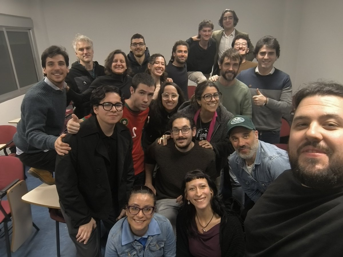 NestorLopezCine's tweet image. Otro año más impartiendo clases en @ECAM_ y ya son unos cuantos años.

Producción y dirección. Este grupo ha sido especial. 60 horas juntos y no dudo del talentazo que saldrá aquí. A veces solamente consiste en ayudar a marcar el camino. 💪🏻❤️

#cine #audiovisual