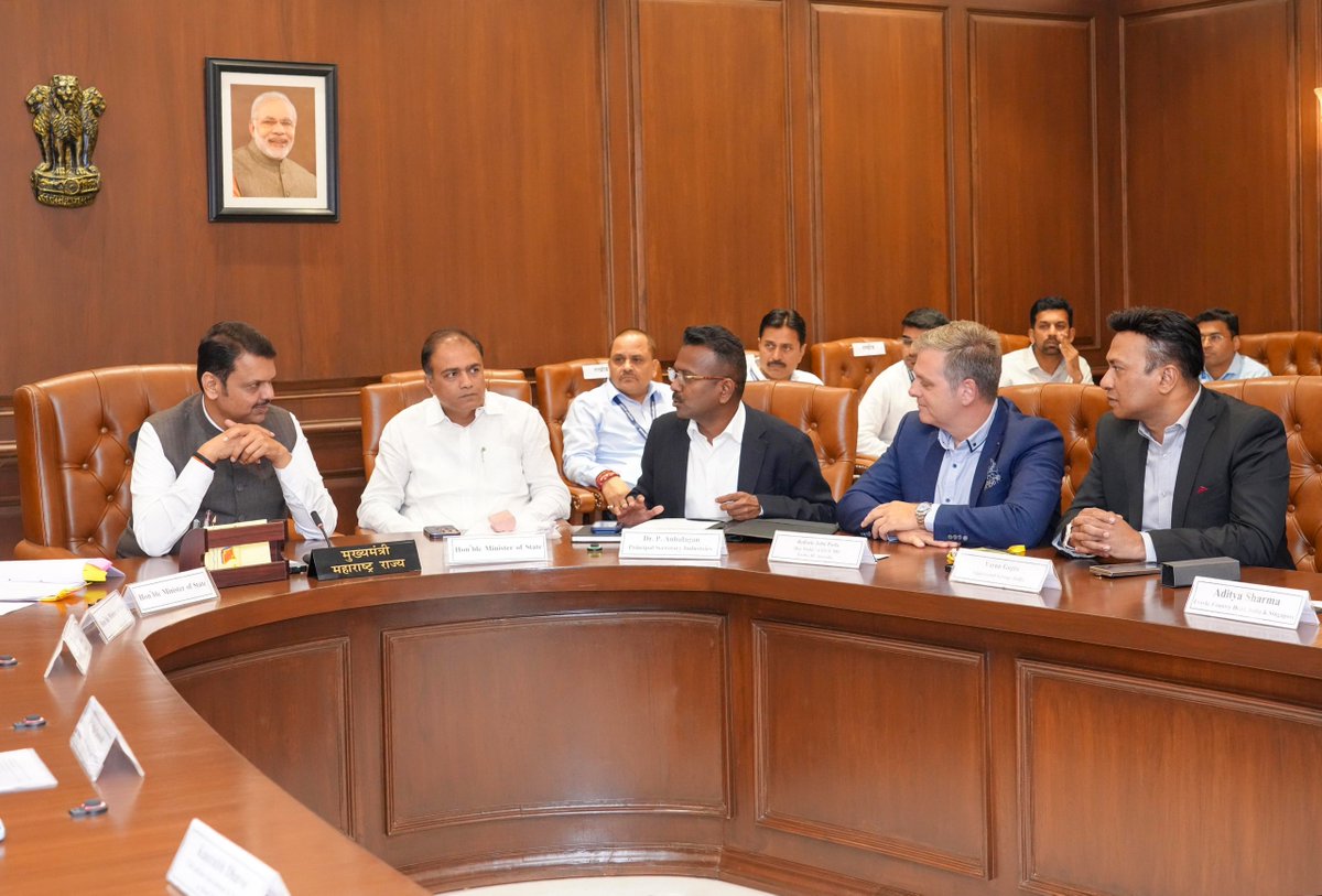 CMOMaharashtra's tweet photo. 🤝CM Devendra Fadnavis presided over the signing and exchange of the MoU between the Government of Maharashtra and Evolve 3 Holdings, in Vidhan Bhavan, Mumbai, today. Under this project, manufacturing facilities for laptops, tablets, and other electronic products will be established in Maharashtra. 

Features of this MoU:

✅ Total Investment-₹600 crore. 
✅ Total employment opportunities-1075
✅ Manufacturing facilities in Navi Mumbai, Pune, and Nagpur

MoS Meghna Bordikar, MoS Dr. Pankaj Bhoyar, MoS Yogesh Kadam, Ray Paola, CEO of Evolve 3 Holdings, and other dignitaries were present.

🤝मुख्यमंत्री देवेंद्र फडणवीस यांच्या प्रमुख उपस्थितीत आज विधान भवन, मुंबई येथे महाराष्ट्र शासन आणि इव्हॉल्व्ह 3 होल्डिंग्ज यांच्यात सामंजस्य करार करण्यात आला. या करारानुसार लॅपटॉप, टॅबलेट व अन्य इलेक्ट्रॉनिक्स उत्पादन प्रकल्प महाराष्ट्रात उभारण्यात येणार आहेत. 

सामंजस्य कराराची वैशिष्ट्ये :

✅ गुंतवणूक : ₹600 कोटी
✅ रोजगारनिर्मिती : 1075 
✅ नवी मुंबई, पुणे आणि नागपूर येथे उत्पादन सुविधा

यावेळी राज्यमंत्री मेघना बोर्डीकर, राज्यमंत्री डॉ. पंकज भोयर, राज्यमंत्री योगेश कदम, इव्हॉल्व्ह 3 होल्डिंग्जचे मुख्य कार्यकारी अधिकारी रे पाओला व इतर मान्यवर उपस्थित होते.

@Dev_Fadnavis @MeghnaBordikar @DRPANKAJBHOYAR @iYogeshRKadam @evolveiii
#Maharashtra #DevendraFadnavis #Mumbai