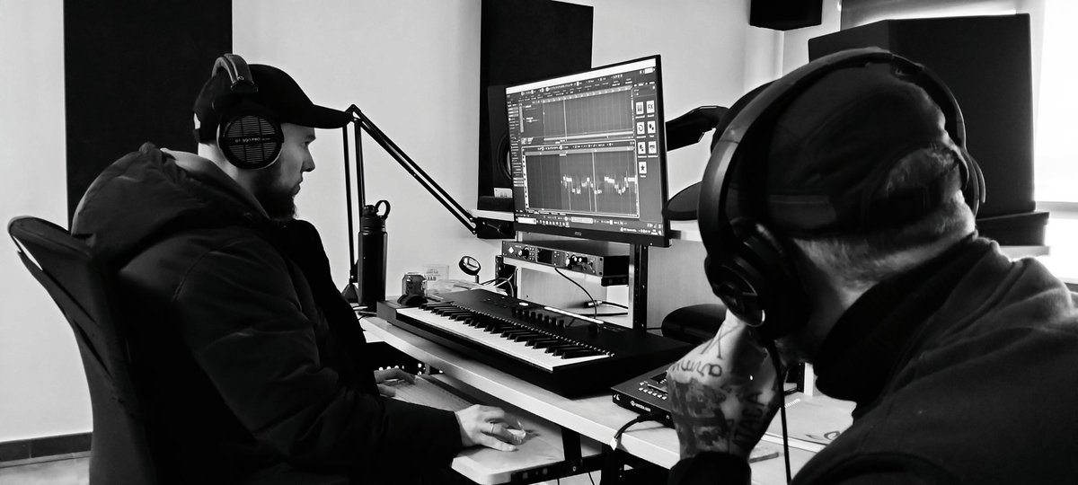 ErokeriaMusic's tweet photo. Familia!! 📣📣📣
A pesar de ser nuestro proyecto, siempre aprendemos de la vieja escuela y qué se unan a nuestras locuras, nos hace feliz...
@novato.kwsk &amp; @akademixbeats trabajando mano a mano en nuestro reto.
Los tres tenemos algo claro, tenemos una bomba 💣 entre manos. https://t.co/uBapCfNH0x