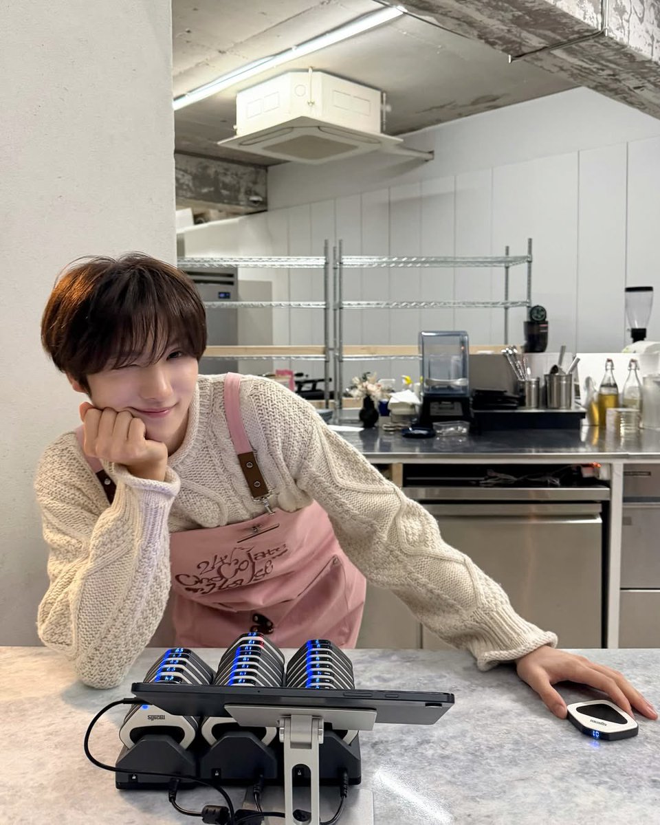 youjgnae's tweet photo. First day at the Wonka factory kinda nervous https://t.co/Ph0uxx7kQs