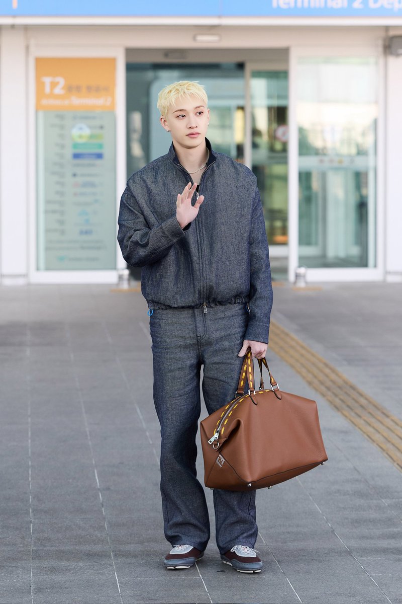 lofficielmy's tweet photo. Who's heading to Milan for @Fendi Fall/Winter 2026? Its Bangchan of @Stray_Kids and @Yunjin of @IM_LESSERAFIM!
#fendi #BangChan #YUNJIN #huhyunjin #fendixbangchan #fendiFW26 https://t.co/BLd6VmyDlw
