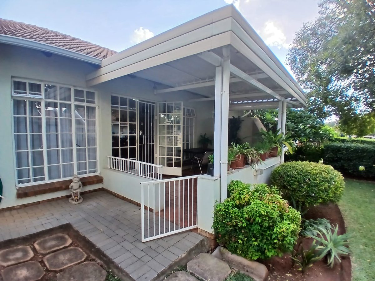 AndradeProperty's tweet photo. 3-Bedroom Townhouse for Sale at Protea Retirement Village, Glover Avenue, Die Hoewes for R 1 695 000
This spacious townhouse in the secure Protea Retirement Village 

https://t.co/AItaP3reRc
Walter 082 797 2855
Call me now to arrange a viewing! https://t.co/P7lmL3yO7a