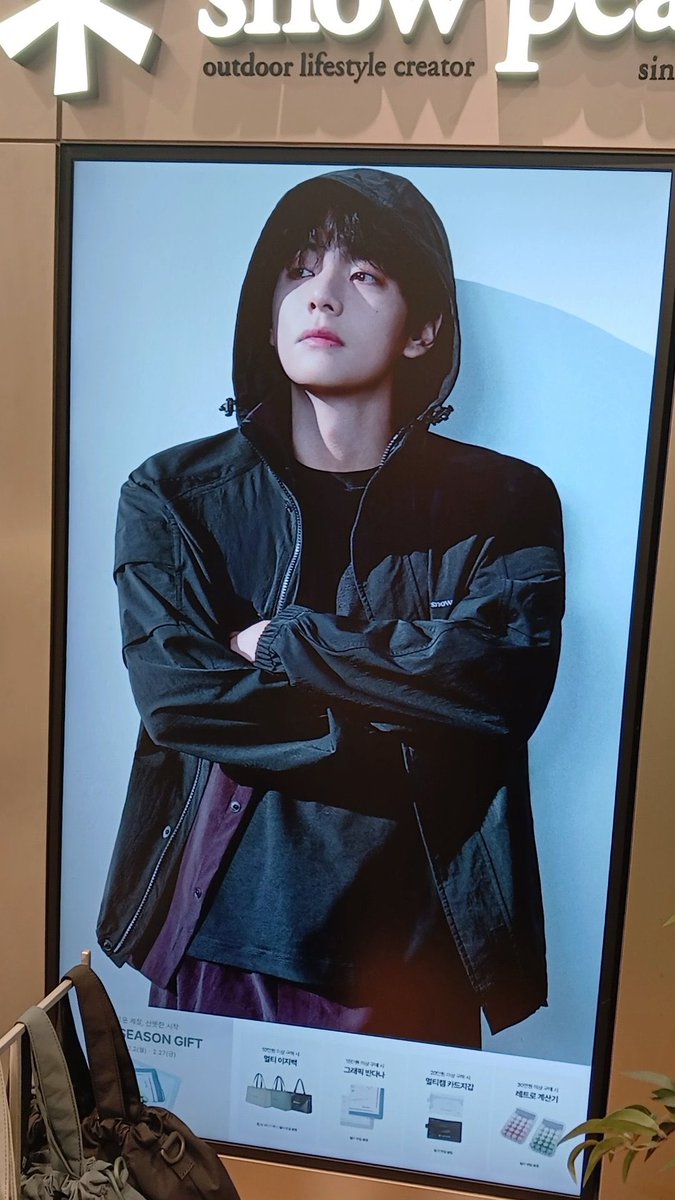 KTH_Facts's tweet photo. [INFO] Taehyung's AD for SnowPeak

#TaehyungxSnowPeak https://t.co/Q2lWH7GyMi
