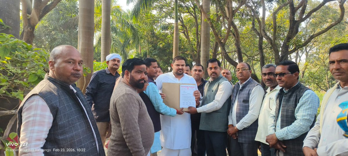 AwadheshManiMis's tweet photo. लंबे समय से #शिक्षामित्र अपने मांगों के समर्थन में संघर्ष कर रहे थे इसके संबंध में उत्तर प्रदेश के डेढ़ लाख #शिक्षामित्रों तथा उनके परिवारों के तरफ से उ0प्र0 सरकार के #मुख्यमंत्री मा0 #योगी #आदित्यनाथ जी व मा @PrateekBhushan का आभार व्यक्त करता हूं
 @UPGovt @ANI @myogiadityanath https://t.co/t9qDqB8uck