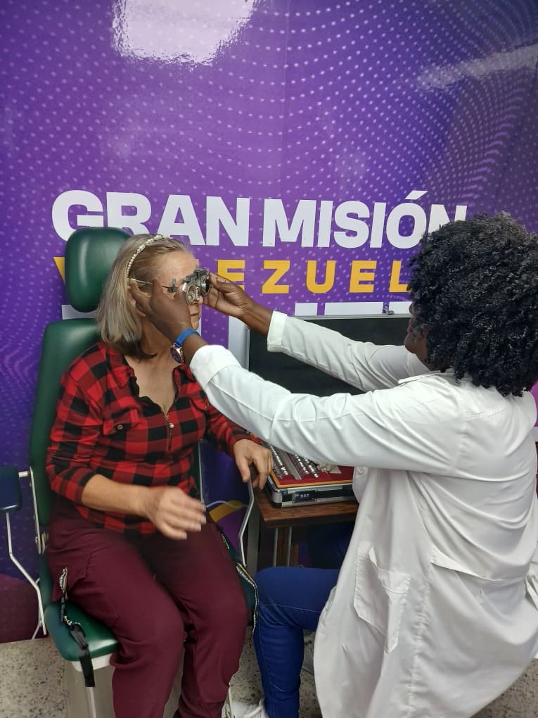 Desde el servicio de Optometría del CSI Montalbán en el #DistritoCapital, nuestra brigada médica brinda una atención de excelencia al pueblo venezolano. 🇨🇺🇻🇪

Porque ver bien es vivir mejor, seguimos garantizando salud visual con profesionalismo y entrega. 🏥👓

#CubaPorLaVida