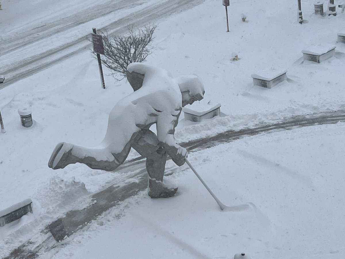 JerseyJoe50's tweet image. The hockey statue on Championship Plaza next to the Prudential Center is loving the blizzard! #NewJersey #blizzard #Newark