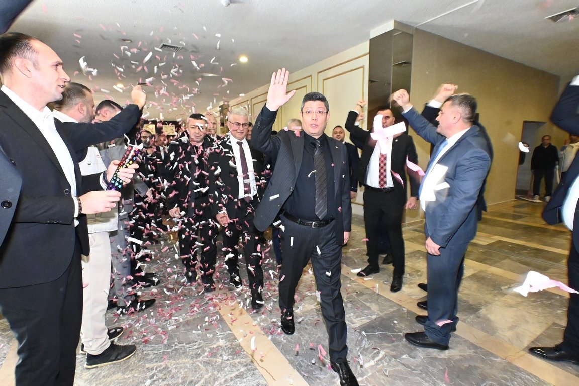 AltundagUysal's tweet photo. Genişletilmiş Temsilciler Meclisimizi, Yönetim Kurulu ve Başkanlar Kurulu üyelerimiz ile işyeri sendika temsilcilerimizden oluşan 1500 kişilik büyük bir katılımla Ankara’da gerçekleştirdik. https://t.co/TvTrXzqQ0T
