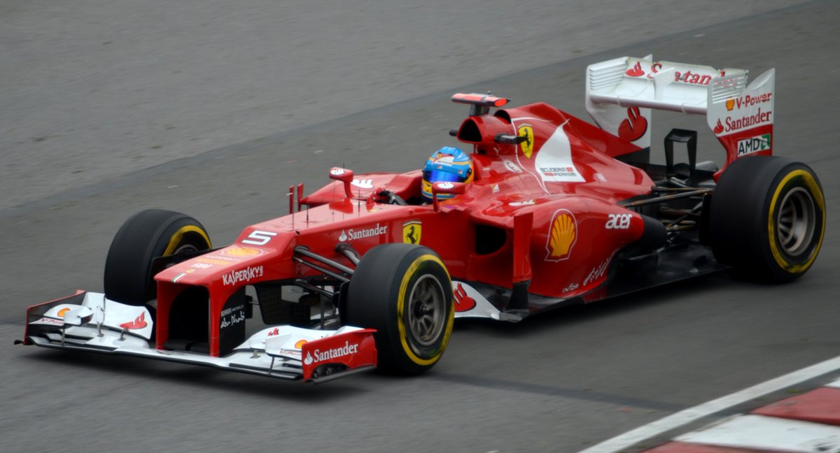 Nanosecso's tweet photo. Coincidencias Ferrari F2012 y Aston Martin AMR26

- Diseños radical en ambos casos. En el F2012 recordareis aquel famoso morro de ornitorrinco que tanto llamó la atención.

- Pretemporada nefasta. El F2012 fue excesivamente lento, dificil de hacer un setup y con extrema degradación.

- Declaraciones pesimistas del equipo. Ferrari aquel año hablaba de no entrar a q3 en Australia (Algo que finalmente ocurrió)

- El Samurai. Cuando a un piloto le dan un tractor se frustra, raja en prensa... Pero Alonso ha estado sereno, diciendo a la prensa que "no hay nada que sea imposible de arreglar" y protegiendo al equipo.

Fernando sabe algo que nosotros no sabemos. Esa tranquilidad es la de un hombre que sabe que tiene un as bajo la manga. 

En 2012 se quedó a 3 puntos de ganar el mundial. Veremos que pasa este año.