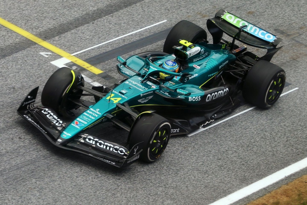 Nanosecso's tweet photo. Coincidencias Ferrari F2012 y Aston Martin AMR26

- Diseños radical en ambos casos. En el F2012 recordareis aquel famoso morro de ornitorrinco que tanto llamó la atención.

- Pretemporada nefasta. El F2012 fue excesivamente lento, dificil de hacer un setup y con extrema degradación.

- Declaraciones pesimistas del equipo. Ferrari aquel año hablaba de no entrar a q3 en Australia (Algo que finalmente ocurrió)

- El Samurai. Cuando a un piloto le dan un tractor se frustra, raja en prensa... Pero Alonso ha estado sereno, diciendo a la prensa que "no hay nada que sea imposible de arreglar" y protegiendo al equipo.

Fernando sabe algo que nosotros no sabemos. Esa tranquilidad es la de un hombre que sabe que tiene un as bajo la manga. 

En 2012 se quedó a 3 puntos de ganar el mundial. Veremos que pasa este año.