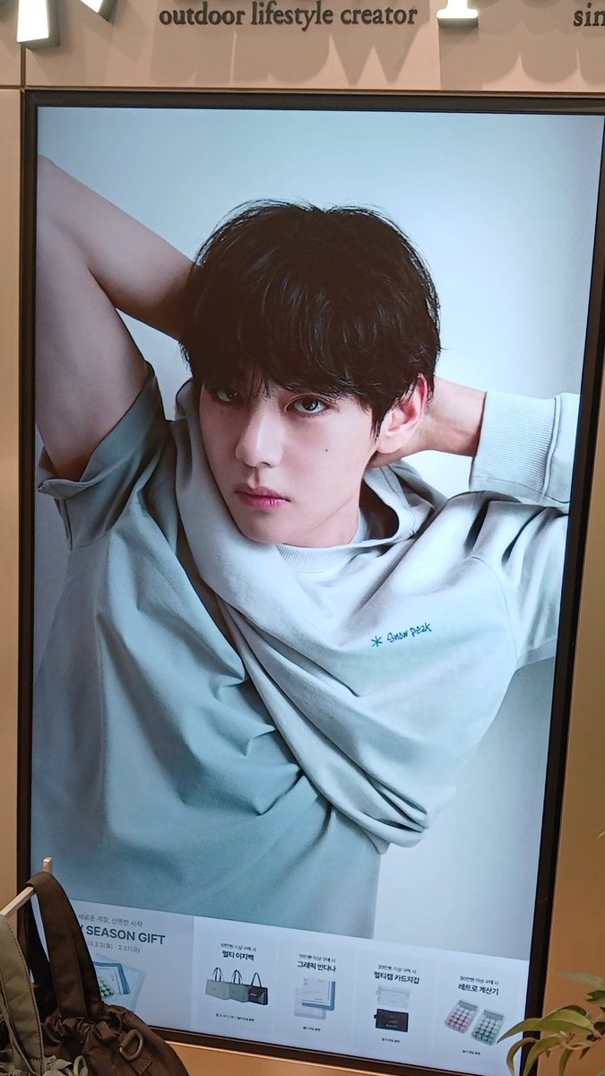 New poster of Taehyung for Snowpeak

SNOW PEAK AMBASSADOR V
V FACE OF SNOW PEAK APPAREL
#TaehyungxSnowPeak
#VxSnowPeakApparel