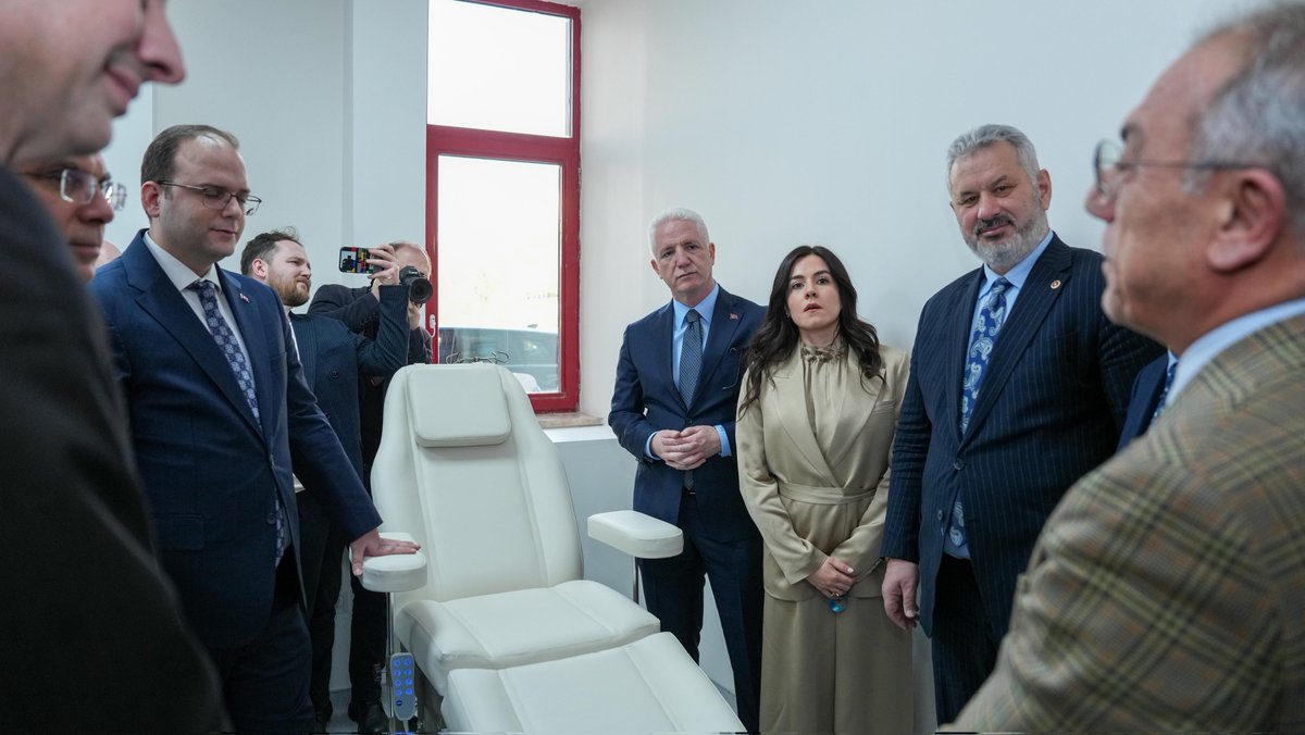 TC_istanbul's tweet photo. Marmara Üniversitesi Pendik Eğitim ve Araştırma Hastanesi Prof. Dr. Asaf Ataseven Ek Hizmet Binası
Cansu Safi Onkoloji Ünitesi'nin açılış töreni;

Valimiz Davut Gül, İstanbul Milletvekili Sayın Hasan Turan, İl Sağlık Müdürü Doç. Dr. Abdullah Emre Güner, hayırsever Cansu Safi ve protokol mensuplarının katılımıyla gerçekleştirildi. 

Cansu Safi Onkoloji Ünitesi’nde

✅ 1️⃣9️⃣ Yatak,
✅ 3️⃣ Oda,
✅ Aynı anda 2️⃣2️⃣, günde 
4️⃣4️⃣ hasta kapasitesi ile vatandaşlarımıza hizmet verilecektir.

@gul_davut

📍Maltepe