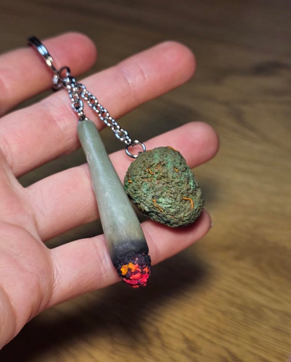 oBrisadao's tweet photo. Pronto. Agora eu quero um chaveiro maconha 😭 https://t.co/70PZK2hQUE