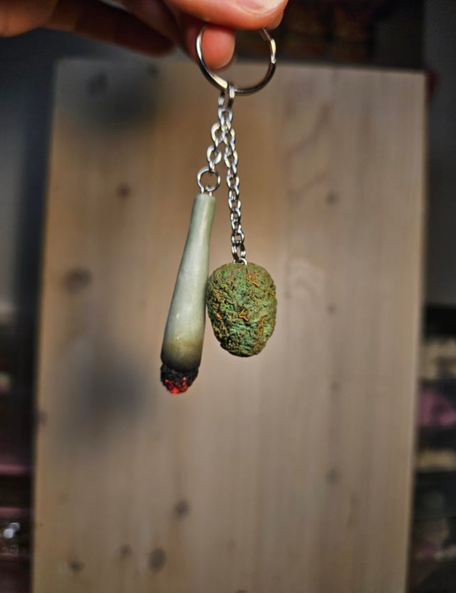 oBrisadao's tweet photo. Pronto. Agora eu quero um chaveiro maconha 😭 https://t.co/70PZK2hQUE