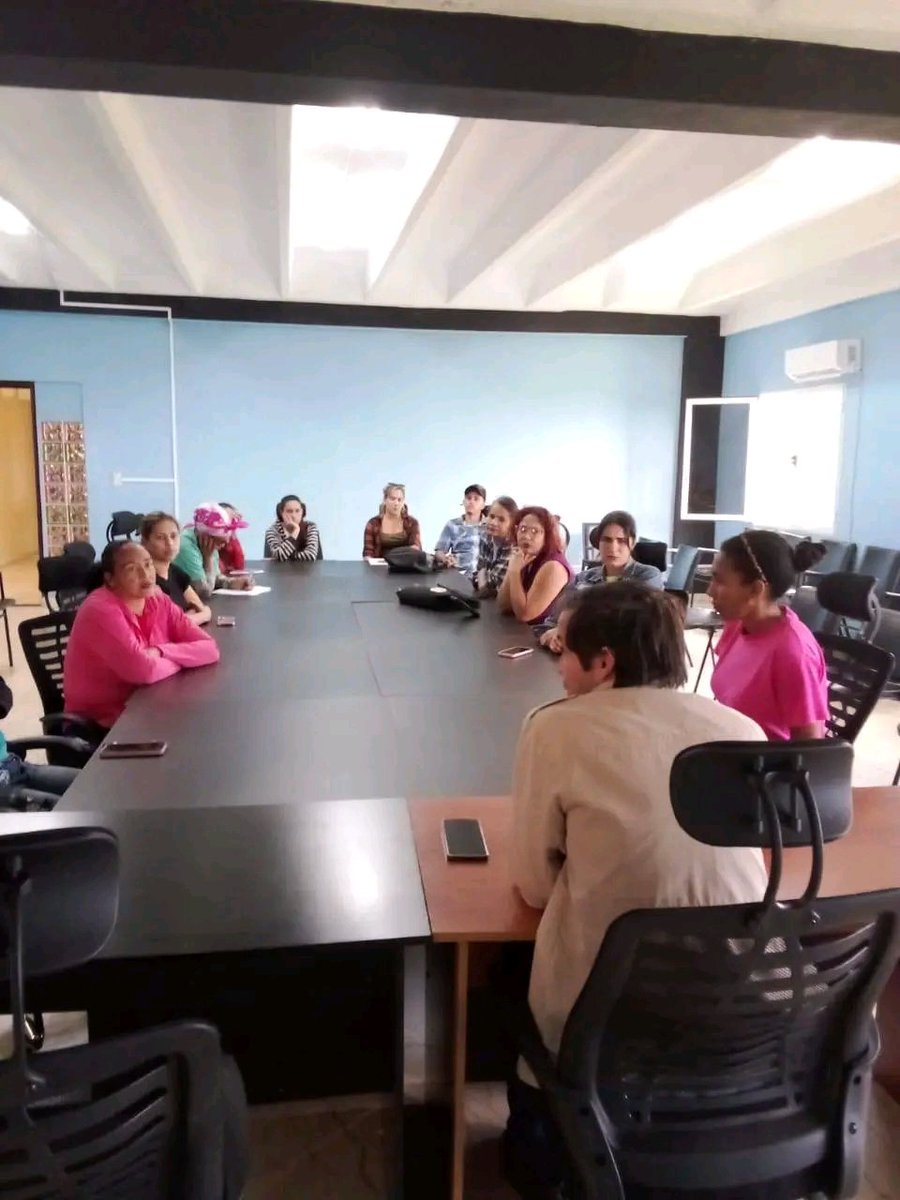 UniversidadMoa's tweet photo. Intercambia la dirección de la UMoa con secretarios de las secciones sindicales.Aprecian los avances en la infraestructura docente y científica, durante recorrido por los nuevos laboratorios de robótica, mecatrónica, modelación e idiomas.
#MedioSigloDeTransformacion https://t.co/3Vd3HuXSmF