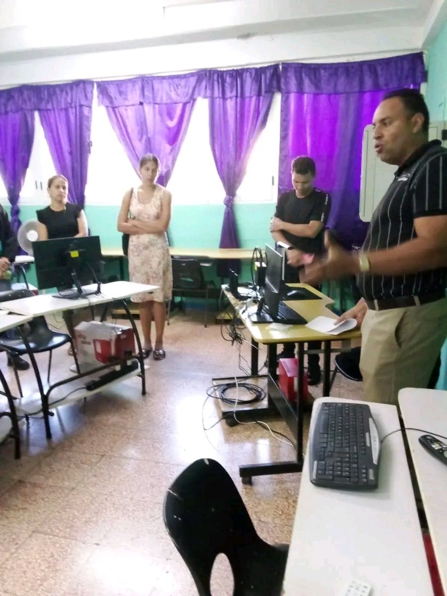 UniversidadMoa's tweet photo. Intercambia la dirección de la UMoa con secretarios de las secciones sindicales.Aprecian los avances en la infraestructura docente y científica, durante recorrido por los nuevos laboratorios de robótica, mecatrónica, modelación e idiomas.
#MedioSigloDeTransformacion https://t.co/3Vd3HuXSmF