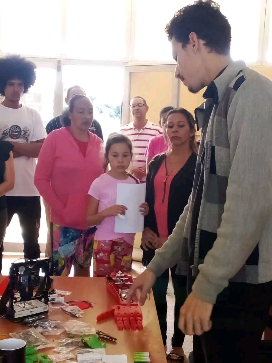 Intercambia la dirección de la UMoa con secretarios de las secciones sindicales.Aprecian los avances en la infraestructura docente y científica, durante recorrido por los nuevos laboratorios de robótica, mecatrónica, modelación e idiomas.
#MedioSigloDeTransformacion