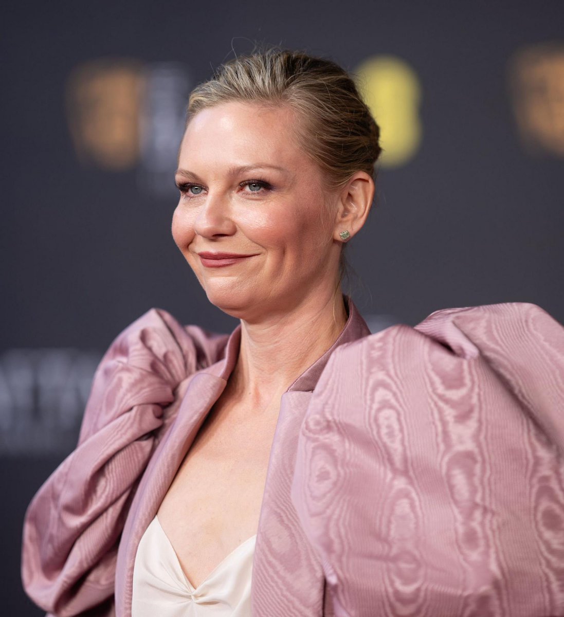 DunstOrg's tweet photo. #KirstenDunst at the EE BAFTA Film Awards 2026, enjoy the HQ photos added to the site!
📸 https://t.co/0qkeqMedRS https://t.co/BB2TdhIukO