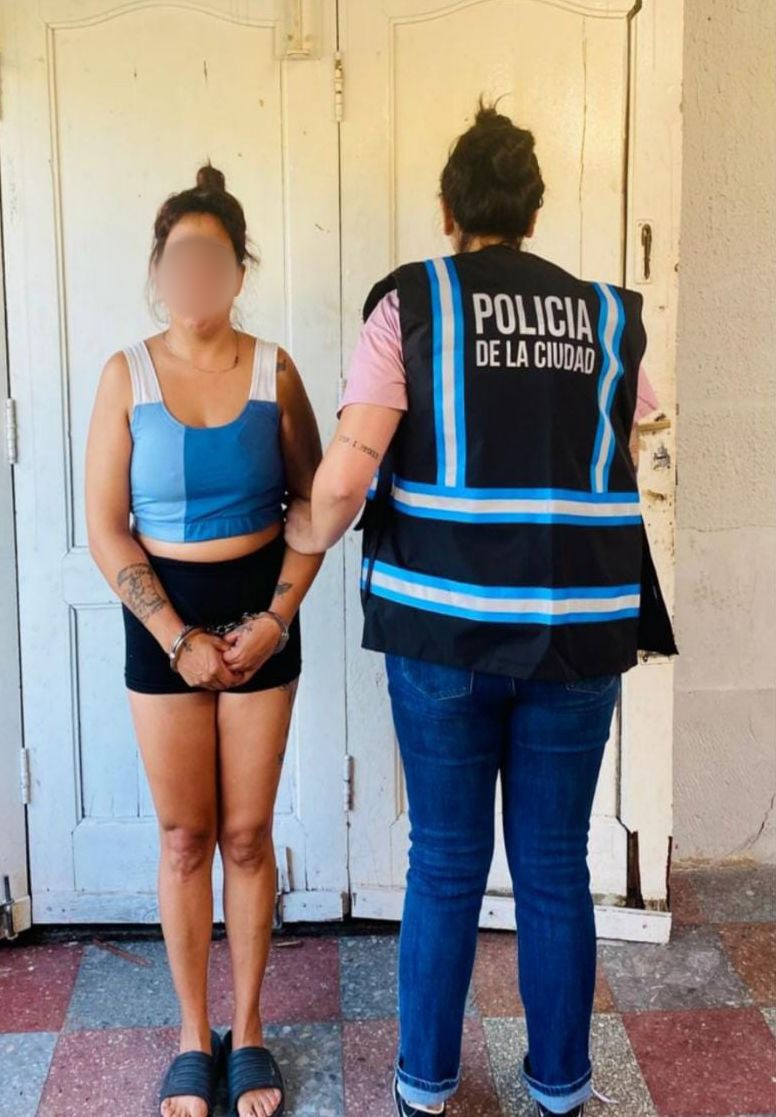 La <a href="/PoliciaCiudadBA/">Policía de la Ciudad</a> detuvo en el partido de San Martín (PBA) a una mujer de 35 años y recuperó gran parte de los elementos sustraídos en un robo ocurrido días atrás en el barrio de Caballito al músico Daniel Guillermo González, ex guitarrista de Norberto "Pappo" Napolitano.
