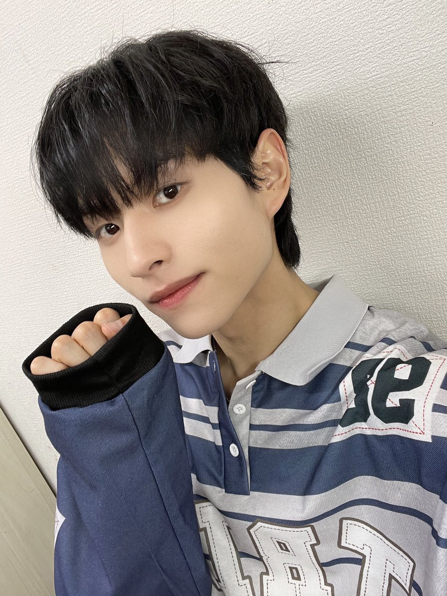 [🦈]

첫 2부 공연! 😛
오늘도 보러와준 에어! 고마워 덕분에 오늘도 행복했어요!
늦은 시간까지 기다려줘서 고마워요 다들 미리 잘 자요 🩵

#DROP #드랍 #GyuEon #규언