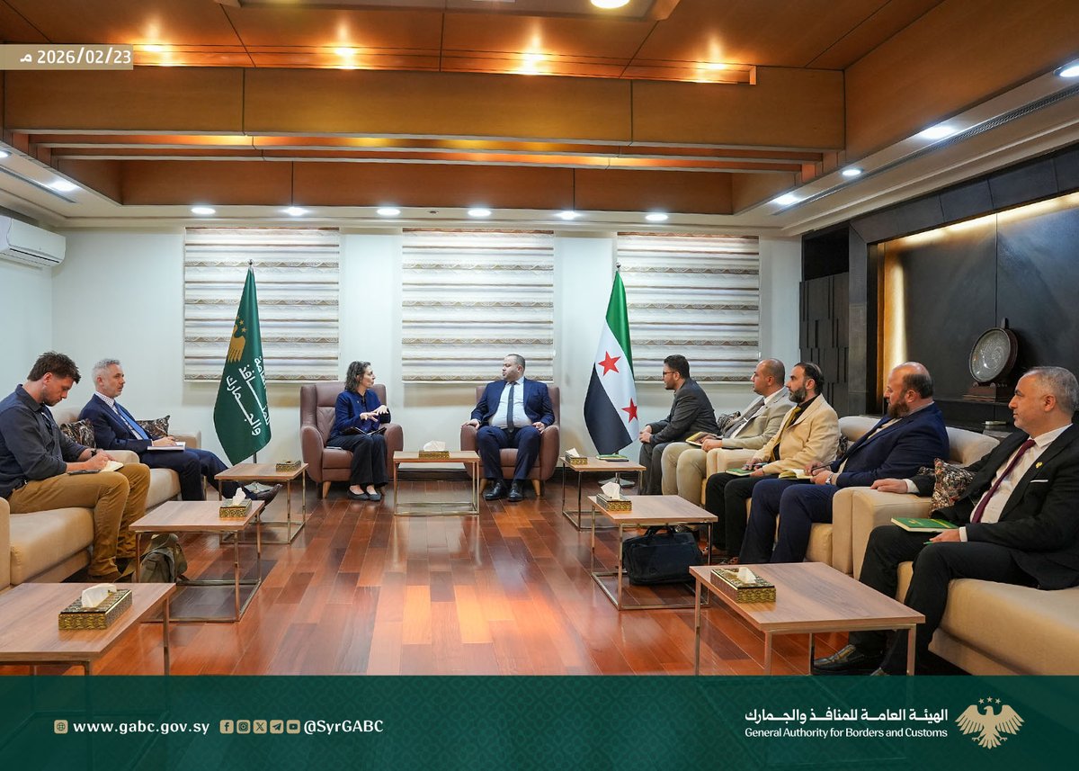SyrGABC's tweet photo. مدير العلاقات المحلية والدولية في الهيئة العامة للمنافذ والجمارك يستقبل المبعوثة البريطانية الخاصة إلى سورية في دمشق

استقبل السيد مازن علوش مدير العلاقات المحلية والدولية في الهيئة العامة للمنافذ والجمارك السيدة آن سنو المبعوثة البريطانية الخاصة إلى سورية والوفد المرافق لها، وذلك في مقر الهيئة بدمشق، في إطار تعزيز قنوات التواصل وبحث القضايا ذات الاهتمام المشترك.

وتناول اللقاء واقع عمل الهيئة العامة للمنافذ والجمارك، وآليات العمل المعتمدة في المنافذ الحدودية، إضافةً إلى الإجراءات والتسهيلات التي تقدمها الهيئة في سبيل دعم عودة اللاجئين السوريين إلى وطنهم، وتيسير حركة العبور، وتسريع إنجاز المعاملات ذات الصلة.

كما جرى خلال الجلسة بحث سبل تسهيل تدفّق المواد الإغاثية والإنسانية عبر المنافذ، والجهود المبذولة لضمان انسيابية مرور المساعدات إلى مستحقيها، وفق الأطر القانونية والإجرائية المعتمدة، وبما ينسجم مع المعايير الدولية للعمل الإنساني.

وأكد مدير العلاقات المحلية والدولية أهمية تطوير التعاون والتنسيق مع الجهات الدولية المعنية، بما يسهم في دعم الاستقرار وتحسين مستوى الخدمات المقدّمة في المنافذ، مشيراً إلى حرص الهيئة على اعتماد إجراءات مبسّطة وشفافة تواكب متطلبات المرحلة الحالية وتخدم المصلحة العامة.

من جهتها، أعربت المبعوثة البريطانية الخاصة إلى سورية عن تقديرها للجهود التي تبذلها الهيئة العامة للمنافذ والجمارك، مؤكدةً أهمية استمرار الحوار والتنسيق في القضايا ذات الطابع الإنساني والخدمي، وبما يسهم في دعم جهود التعافي وتحسين الظروف المعيشية.

ويأتي هذا اللقاء في إطار الجهود المستمرة لتعزيز التواصل مع الجهات الدولية المعنية، وبحث آفاق التعاون المشترك بما يسهم في تطوير الأداء المؤسسي للهيئة وتحسين مستوى الخدمات المقدَّمة في المنافذ.

#الجمهورية_العربية_السورية
#الهيئة_العامة_للمنافذ_والجمارك