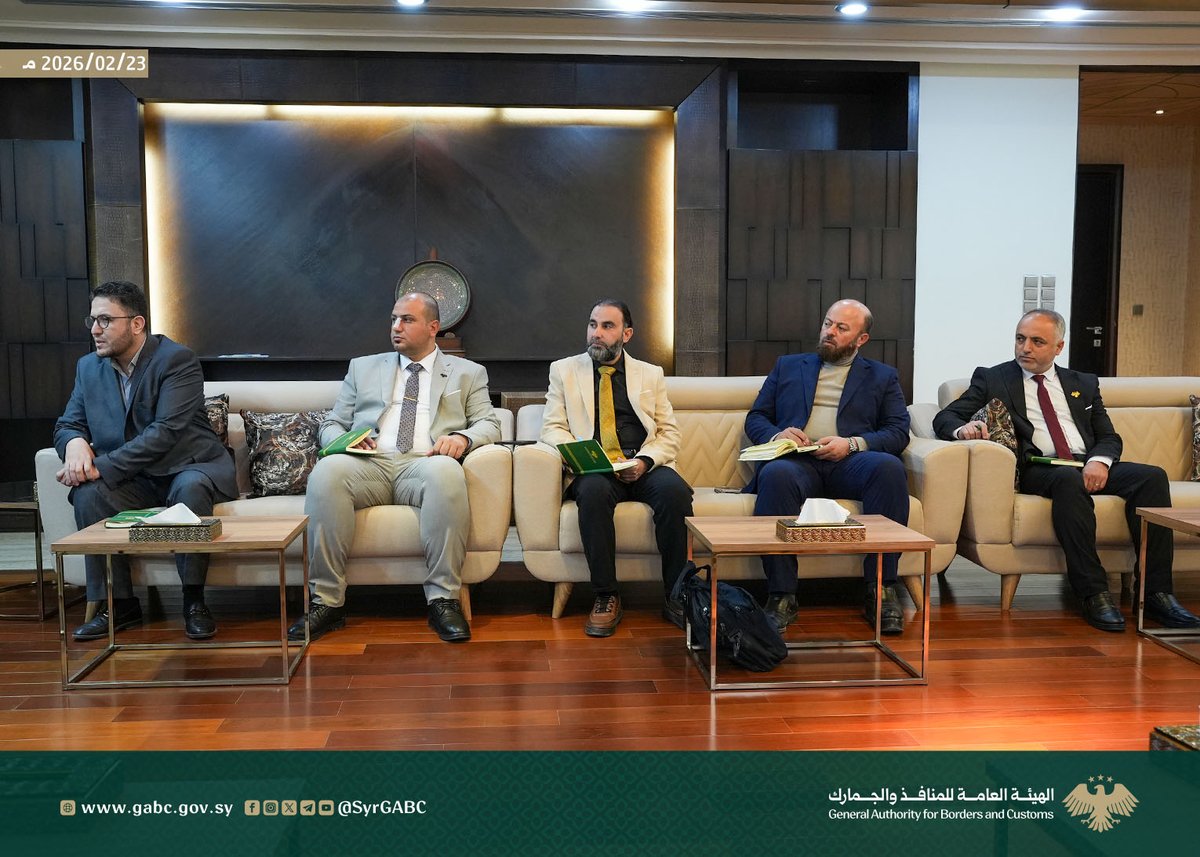 SyrGABC's tweet photo. مدير العلاقات المحلية والدولية في الهيئة العامة للمنافذ والجمارك يستقبل المبعوثة البريطانية الخاصة إلى سورية في دمشق

استقبل السيد مازن علوش مدير العلاقات المحلية والدولية في الهيئة العامة للمنافذ والجمارك السيدة آن سنو المبعوثة البريطانية الخاصة إلى سورية والوفد المرافق لها، وذلك في مقر الهيئة بدمشق، في إطار تعزيز قنوات التواصل وبحث القضايا ذات الاهتمام المشترك.

وتناول اللقاء واقع عمل الهيئة العامة للمنافذ والجمارك، وآليات العمل المعتمدة في المنافذ الحدودية، إضافةً إلى الإجراءات والتسهيلات التي تقدمها الهيئة في سبيل دعم عودة اللاجئين السوريين إلى وطنهم، وتيسير حركة العبور، وتسريع إنجاز المعاملات ذات الصلة.

كما جرى خلال الجلسة بحث سبل تسهيل تدفّق المواد الإغاثية والإنسانية عبر المنافذ، والجهود المبذولة لضمان انسيابية مرور المساعدات إلى مستحقيها، وفق الأطر القانونية والإجرائية المعتمدة، وبما ينسجم مع المعايير الدولية للعمل الإنساني.

وأكد مدير العلاقات المحلية والدولية أهمية تطوير التعاون والتنسيق مع الجهات الدولية المعنية، بما يسهم في دعم الاستقرار وتحسين مستوى الخدمات المقدّمة في المنافذ، مشيراً إلى حرص الهيئة على اعتماد إجراءات مبسّطة وشفافة تواكب متطلبات المرحلة الحالية وتخدم المصلحة العامة.

من جهتها، أعربت المبعوثة البريطانية الخاصة إلى سورية عن تقديرها للجهود التي تبذلها الهيئة العامة للمنافذ والجمارك، مؤكدةً أهمية استمرار الحوار والتنسيق في القضايا ذات الطابع الإنساني والخدمي، وبما يسهم في دعم جهود التعافي وتحسين الظروف المعيشية.

ويأتي هذا اللقاء في إطار الجهود المستمرة لتعزيز التواصل مع الجهات الدولية المعنية، وبحث آفاق التعاون المشترك بما يسهم في تطوير الأداء المؤسسي للهيئة وتحسين مستوى الخدمات المقدَّمة في المنافذ.

#الجمهورية_العربية_السورية
#الهيئة_العامة_للمنافذ_والجمارك