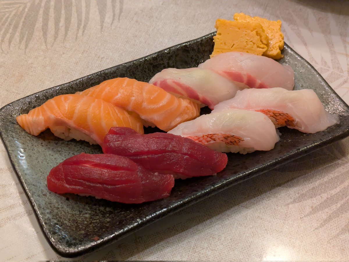 MadeNousagi's tweet photo. 今日はマコガレイとクソデカユメカサゴで手巻き寿司しました〜(*^^*)

それぞれ手巻き楽しんでもらいつつ、たまに目の前で握ってあげたりした。
めちゃ楽しんでもらえて良かった。 https://t.co/EfVkqURm9K