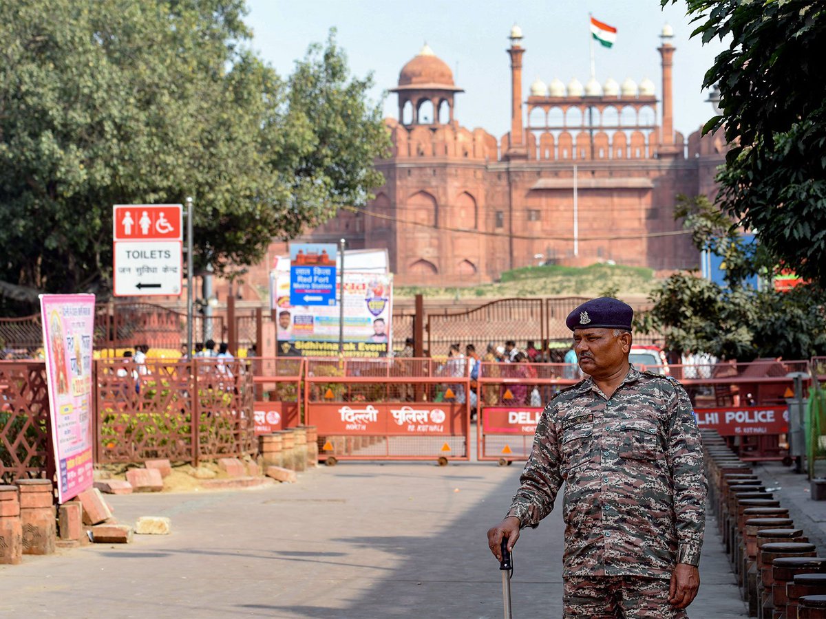 ani_digital's tweet image. Bomb threats to Red Fort, Secretariat, Legislative Assembly, two schools in national capital: Delhi Police says "nothing suspicious found"

Read @ANI Story | aninews.in/news/national/…

#Bombthreat #Redfort #Armyschool #LegislativeAssembly #DelhiSecretariat