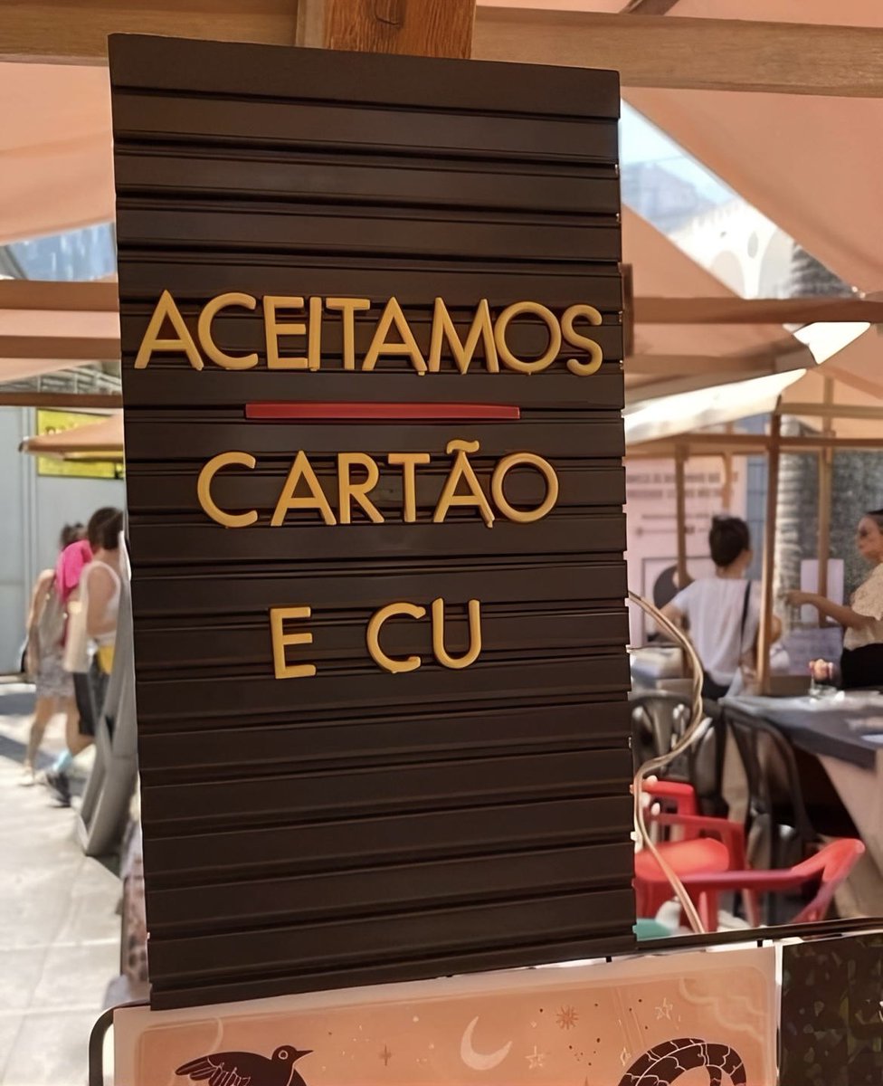 Anúncios estranhos tweet media