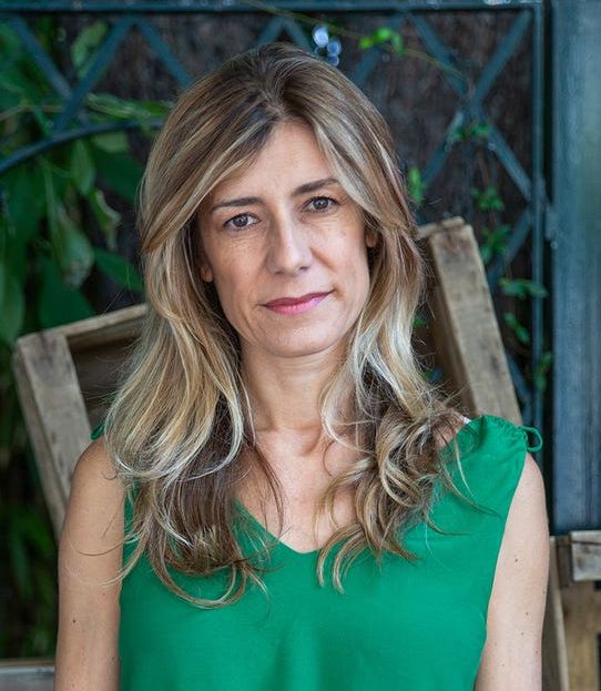 Begoña Gómez es la que de verdad, mueve los hilos.

Es la Elena Ceaucescu española.

La pasta la tenía su papá, alias el Epstein español, y Pedrito era el guapo bobalicón del que se enamoró.

Insisto, es Begoña la mano que mece la cuna.
El otro, siempre fue un bobo sin criterio.