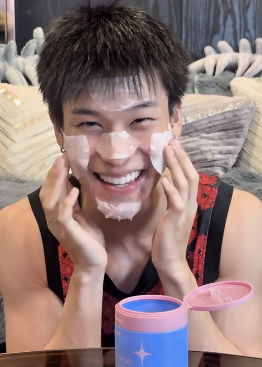 อยู่นอกบ้านจะร่างไหนก็ตาม กลับห้องชีกลายร่างเป็นยัยแก้มหอมใส่เสื้อแฟน นอนรอแฟนกลับห้องอะ 😭😭😭😭