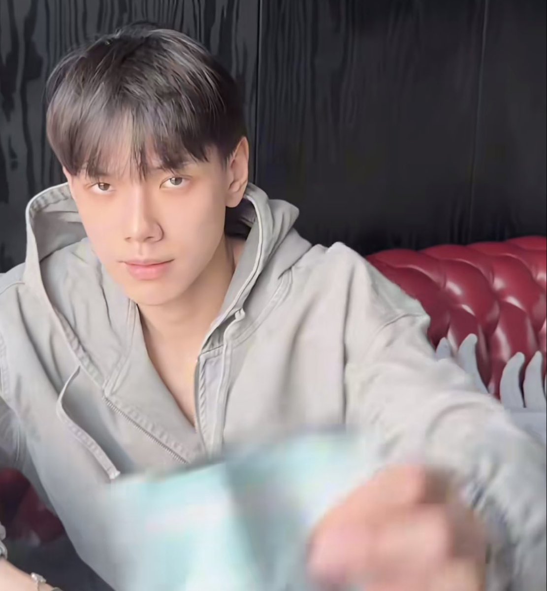 เศษซากไดโนเสาร์กับโซฟาแดงเบาะรองนั่งอื่นใดอีก ทีงี้มึงไม่จับผิดกันวะ 555555555555555555555555555555