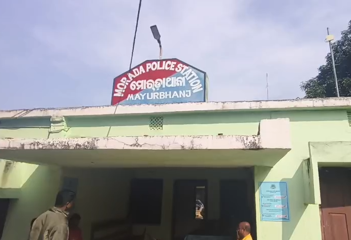 #ପିଲା_ଚୋର_ଭାବି_ପିଟି_ମାରିଦେଲେ 
ମୟୂରଭଞ୍ଜ: ପିଲା ଚୋର ସନ୍ଦେହରେ ଯୁବକଙ୍କୁ ପିଟି ମାରିଦେଲେ 
ମୋରଡ଼ା ଥାନା ଡେଙ୍ଗାଶୋଳ ଲୋଧା ସାହି ଅଞ୍ଚଳରେ ଚାଞ୍ଚଲ୍ୟ
୧୦ରୁ ଅଧିକଙ୍କ ନାଁରେ ମାମଲା, ୩ ଜଣଙ୍କୁ ଅଟକ ରଖିଛି ପୋଲିସ
୪ ଅଚିହ୍ନା ଯୁବକ ଛୋଟ ପିଲାଟିକୁ ଧରିଥିବା ବେଳେ ଲୋକେ ଦେଖିଥିଲେ
ଘଟଣା ସ୍ଥଳରୁ ଅନ୍ୟ ୩ ଖସି ଯାଇଥିବାବେଳେ ଜଣେ