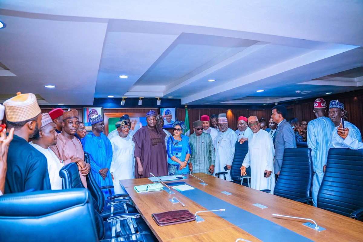 samuelbatu62254's tweet photo. APC National Chairman, Prof. @nentawe1, has inaugurated the Governing Council of The Progressive Institute at the APC National Secretariat

The Institute established on the directive of Tinubu  is designed as the intellectual backbone and policy think tank of the APC. https://t.co/8zHsETeJVP