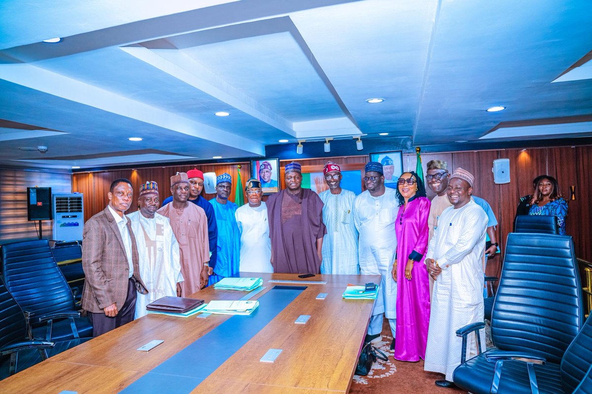 samuelbatu62254's tweet photo. APC National Chairman, Prof. @nentawe1, has inaugurated the Governing Council of The Progressive Institute at the APC National Secretariat

The Institute established on the directive of Tinubu  is designed as the intellectual backbone and policy think tank of the APC. https://t.co/8zHsETeJVP