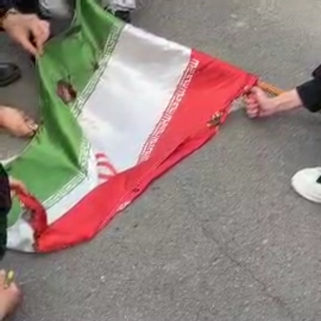 PChapsar's tweet photo. تو این همه نخبه دانشگاهای مهندسی یه خری پیدا نشد بدونه پلی استر با فندک شعله‌ور نمیشه 😩😩😂😂😂😂 #یه_گله_خر https://t.co/IBh9We2nmB