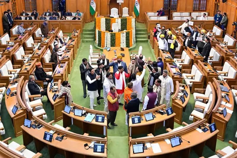 انڈیا کے دارالحکومت نئی دہلی کی اسمبلی کو بم سے اڑانے کی دھمکی دی گئی ہے۔

اطلاعات کے مطابق اسمبلی کے اسپیکر وجیندر گپتا کو ذاتی ای میل کے ذریعے دھمکی آمیز پیغام موصول ہوا۔ ای میل میں خود کو “خالصتان نیشنل آرمی” سے منسلک افراد ظاہر کرتے ہوئے دستخط بھی کیے گئے ہیں۔