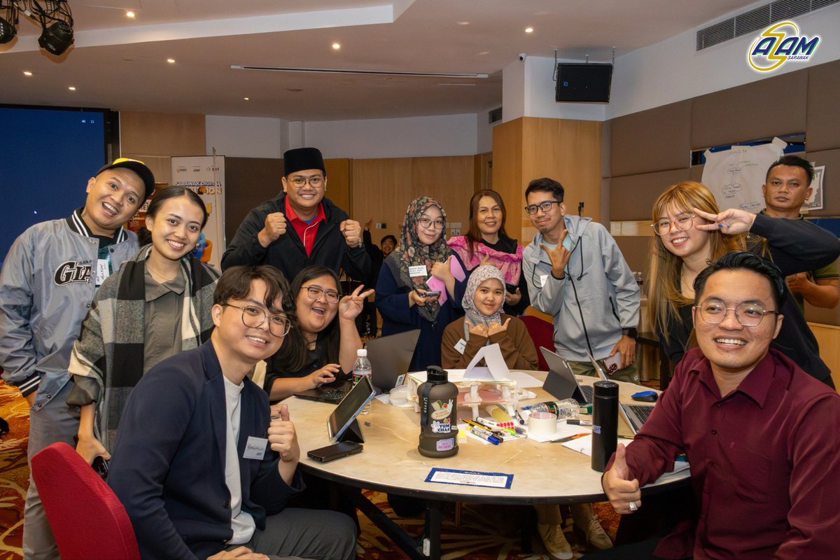 AZAMSarawak's tweet image. The energy didn’t slow down after sunset — it levelled up.

After Isyak, the room shifted into full working mode. Laptops open. Ideas flowing. Teams deep in discussion.

#SarawakDigitalChampion #AZAMSarawak #MovementForProgress #DigitalLeadership #YouthInAction