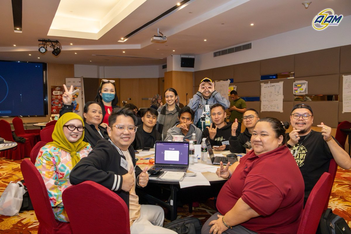 AZAMSarawak's tweet image. The energy didn’t slow down after sunset — it levelled up.

After Isyak, the room shifted into full working mode. Laptops open. Ideas flowing. Teams deep in discussion.

#SarawakDigitalChampion #AZAMSarawak #MovementForProgress #DigitalLeadership #YouthInAction