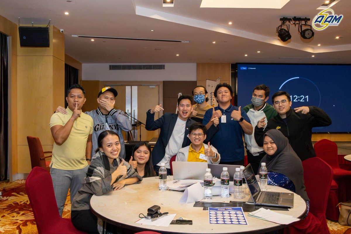 AZAMSarawak's tweet image. The energy didn’t slow down after sunset — it levelled up.

After Isyak, the room shifted into full working mode. Laptops open. Ideas flowing. Teams deep in discussion.

#SarawakDigitalChampion #AZAMSarawak #MovementForProgress #DigitalLeadership #YouthInAction