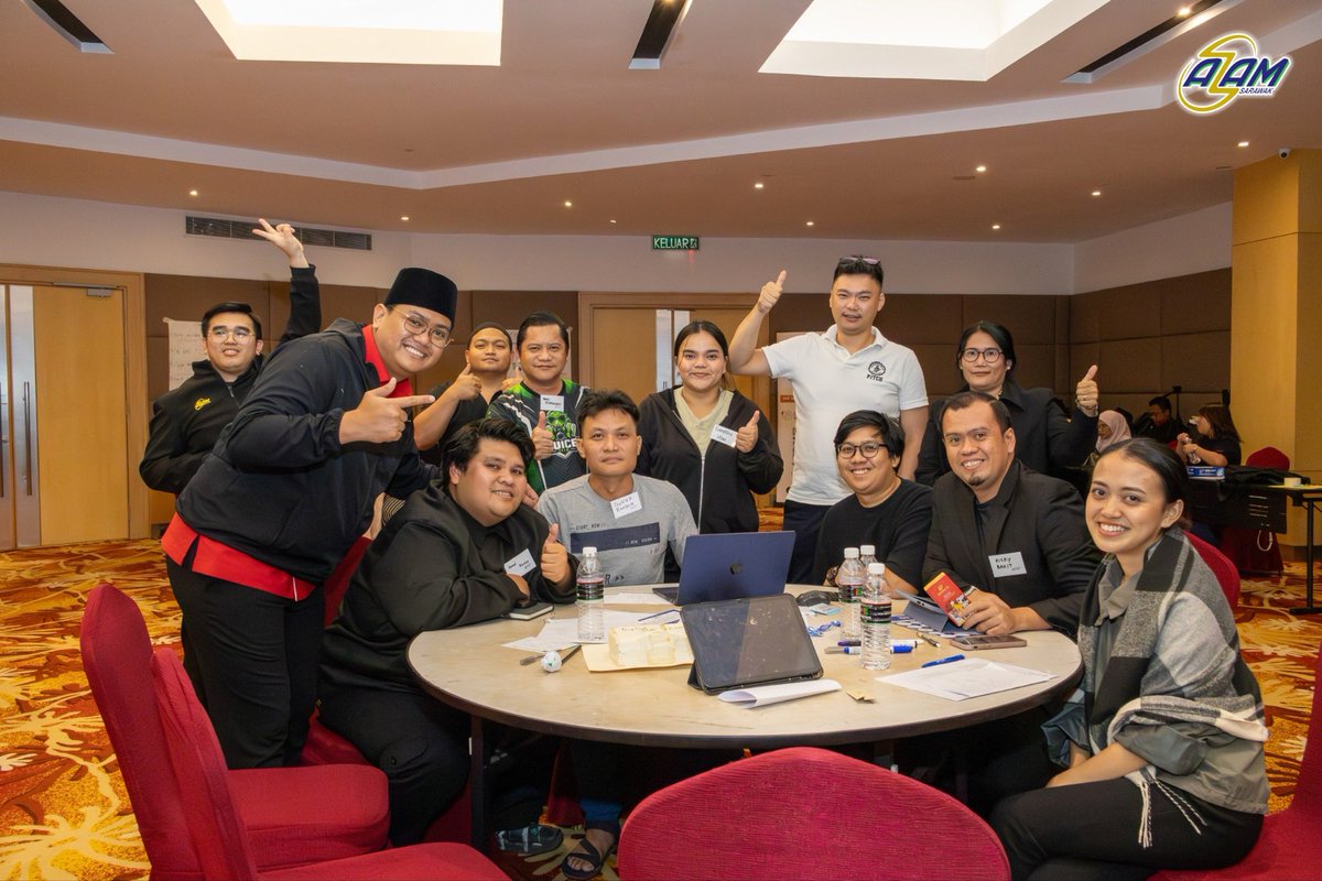 AZAMSarawak's tweet image. The energy didn’t slow down after sunset — it levelled up.

After Isyak, the room shifted into full working mode. Laptops open. Ideas flowing. Teams deep in discussion.

#SarawakDigitalChampion #AZAMSarawak #MovementForProgress #DigitalLeadership #YouthInAction