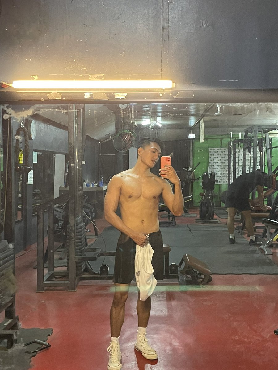 aljonpt's tweet photo. This lighting is just too good not to take gym selfies. #gym #fitness https://t.co/uvJRt8EcSs