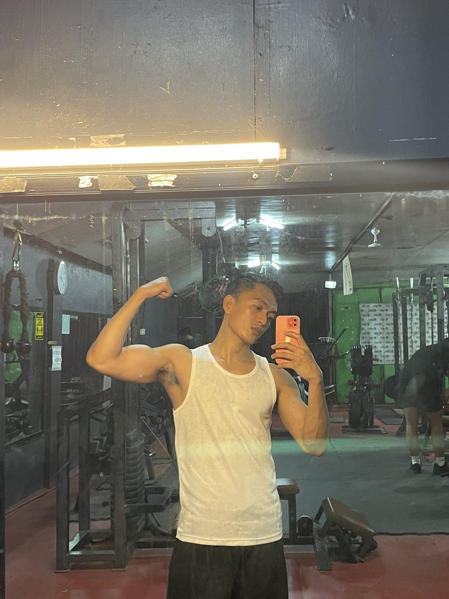 aljonpt's tweet photo. This lighting is just too good not to take gym selfies. #gym #fitness https://t.co/uvJRt8EcSs