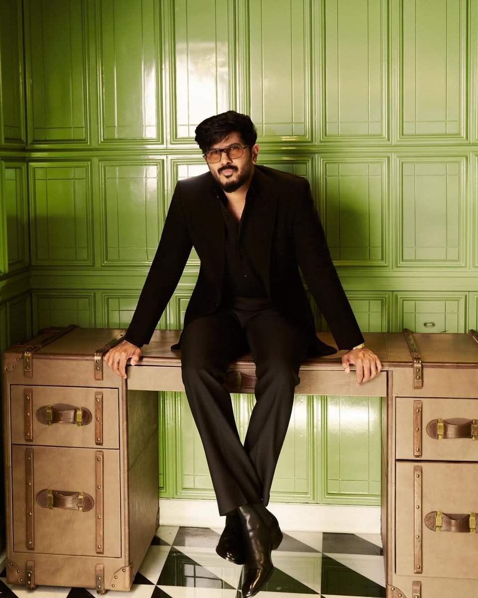 SooriyanFMlk's tweet photo. மின்னும் விந்தை என்ன என்று 
மின்னல் உன்னை கேட்கும்..
#DulquerSalmaan | #ActorGallery | #SooriyanFm https://t.co/RMWxvuUAg1