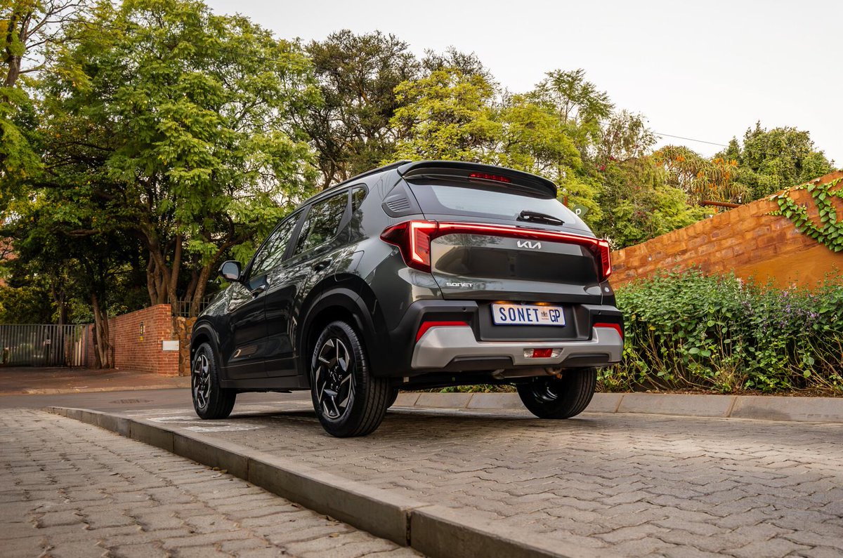AutoTraderSA's tweet photo. Looking for a compact crossover that won't break the bank? We put the Kia #Sonet, Suzuki #Fronx, and Chery #Tiggo4Pro head-to-head to find out which has the lowest long-term running costs. https://t.co/zqAlSAAZRa https://t.co/rgAWcQQAwD