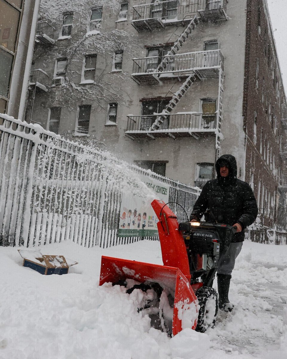 France24_en's tweet image. 🇺🇸❄️ A major #snowstorm has put millions in New York City and the US Northeast under travel bans and blizzard warnings.

Flights have been grounded, hundreds of thousands lost power, and officials warn travel is “nearly impossible.”

📸 Reuters 📍New York City