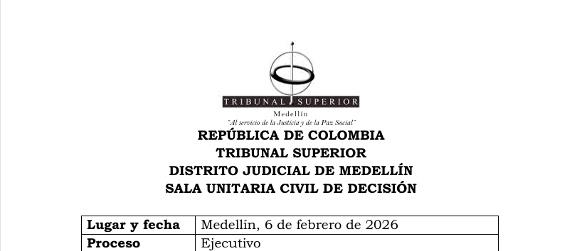 JurisprudenCol's tweet photo. Requisitos generales del título ejecutivo y la Ejecución por perjuicios derivados de la inejecución de una obligación de suscribir documentos tasados con sustento en una cláusula penal

En punto de los requisitos generales que son los aplicables a este caso por estarse intentando la ejecución de un contrato de promesa de venta, se tiene dicho que son: a) La expresividad: Determinación del alcance y monto de la obligación (STC2744 2023 y STC6759-2024) […]; b) La claridad: Delimitación de todos los elementos integrantes del deber, es decir, acreedor, deudor, tipo, objeto y causa de la prestación (STC13670-2022 y STC12264-2023) […]; c) La exigibilidad: La calidad de pura y simple de la obligación pactada, o el vencimiento del plazo, o la ocurrencia del modo o condición pactados para su cobro (SC1170-2022 y STC11571-2024) […]; y d) La procedencia del documento del deudor o su causante.

Cuando un contrato de promesa cumple con las condiciones de validez exigidas por el art. 1611 del Código Civil (C.C.), de este únicamente nace la obligación de suscribir el convenio prometido, pero las partes pueden acordar de manera expresa la anticipación de algunos de los deberes relativos a este. Así, en el caso de la compraventa se puede pactar el pago del precio o la entrega de la cosa (SC, 30 jul. 2010, rad. 2005-00154-01 y SC436-2023).

Ahora bien, según la instancia no resulta posible iniciar ejecución por el pago de una cláusula penal sin una condena previa en un proceso declarativo, y basta para desechar esa tesis la sola lectura del art. 428 del C.G.P., cuya literalidad reza: «El acreedor podrá demandar desde un principio el pago de perjuicios por la […] no ejecución de un hecho, estimándolos y especificándolos bajo juramento si no figuran en el título ejecutivo».

Sobre esta norma se ha pronunciado la Corte Suprema de Justicia en sentencias STC3900-2022 y STC6723-2023 para decir que, ante el incumplimiento de cualquier obligación de hacer, como lo es una de suscribir documentos, es posible pedir no solo la ejecución del hecho, sino el pago de los perjuicios causados, ya sea que se hayan pactado en el título ejecutivo o sean estimados bajo juramento.

Asimismo, en vigencia del Código de Procedimiento Civil, al estudiar la constitucionalidad de su art. 495, que fue replicado íntegramente en el art. 428 del C.G.P., la Corte Constitucional en sentencia C – 472 de 1995 explicó que de esa norma se extraían dos modalidades de ejecución por perjuicios, una derivada del inciso primero por la mora en la inejecución de la obligación de hacer, y otra sustentada en el inciso segundo, para compensar en dinero la falta de ocurrencia del hecho.

Es decir, contrario a lo expuesto por la instancia, el legislador no consagró una tarifa probatoria específica ni en cuanto a la forma de incumplimiento o al valor de los perjuicios en el art. 428 del C.G.P., por lo que se podría demostrar de cualquier forma legalmente admisible. En este punto, se tiene que en la demanda no se aclaró si la petición de perjuicios era compensatoria o moratoria, pues aunque la norma permite usar valores de perjuicios contenidos en el contrato, no establece que se deba seguir la tipología que sobre este pacto se haya pactado.

Dicho de otra forma, el legislador no autorizó ni prohibió la ejecución de una cláusula penal, tampoco supeditó al cobro de perjuicios al agotamiento de requisito de procedibilidad alguno, como la realización de un proceso previo, sólo reguló que, al pedir la ejecución de perjuicios por el incumplimiento de una obligación de hacer, se podía solicitar un valor acordado contractualmente, como puede ser la cláusula penal, o uno tasado bajo juramento.

La discusión sobre la naturaleza de la cláusula penal podría ser relevante si se estuviera discutiendo la facultad de opción del deudor para cumplir con una obligación asegurada con cláusula penal, o si se pidieran al mismo tiempo pena e indemnización de perjuicios, pero en este caso sólo se analiza la posibilidad de exigir el cumplimiento forzado de las obligaciones de los demandados, y no se están pidiendo perjuicios adicionales a la cláusula penal.

Así pues, se concluye que en la ejecución por perjuicios por la inejecución de una obligación de suscribir documentos regulada por el art. 428 del C.G.P. es posible usar la cláusula penal como valor estimado contractual de los daños sufridos por la parte ejecutante, pero en este caso no es posible ordenar librar mandamiento de pago por el valor pedido en la demanda, al no ser claro el tipo de perjuicios que se piden y el monto que correspondería pagar a los ejecutados o a cada uno de ellos. 

Portal de actualización Jurisprudencial. Solicita tu suscripción aquí 👉https://t.co/jUGw4X9qS2
