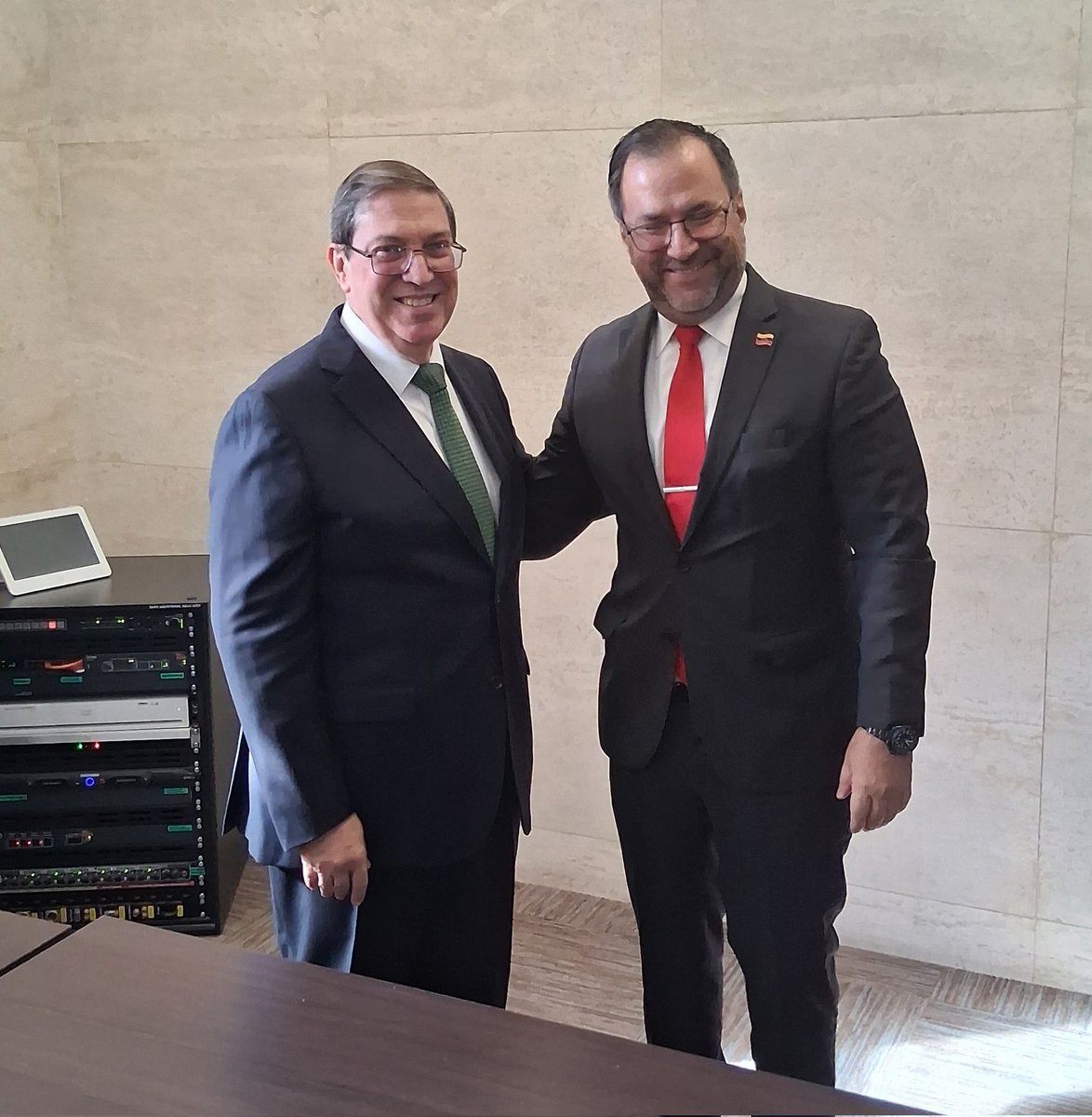 En marco del Segmento de Alto Nivel del 61 período de sesiones del Consejo de #DDHH, intercambié con el estimado amigo <a href="/yvangil/">Yvan Gil</a>, Canciller de #Venezuela.

Resaltamos la histórica solidaridad y cooperación existentes entre ambos países y la voluntad de continuarlas.