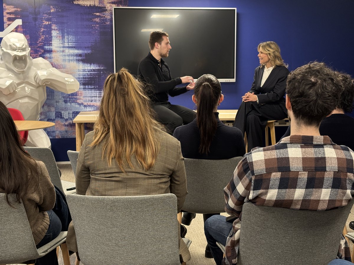 joinlescalator's tweet photo. Pitcher, ce n’est pas seulement convaincre. C’est toucher.

Merci à @lauratenoudji  pour son intervention auprès de nos entrepreneurs, à l’initiative de Pascale Seivy de @lombardodier 

💬 Adapter son pitch au média
💬 Créer une connexion avant de convaincre https://t.co/zwEYR66qNg